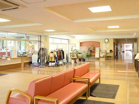 太陽と水と緑あふれるやさしい自然の中で、楽しく交流しながらサービス提供しています。