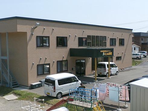 利用者様は元気な方が多く、カラオケで楽しんだりしています。人間関係良好な職場です。