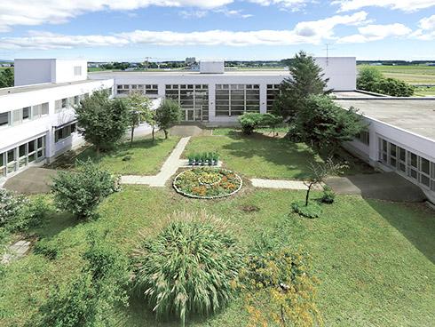 北海道の自然豊かな立地の老健です。研修、短時間正職員制度あり。交通も便利です。