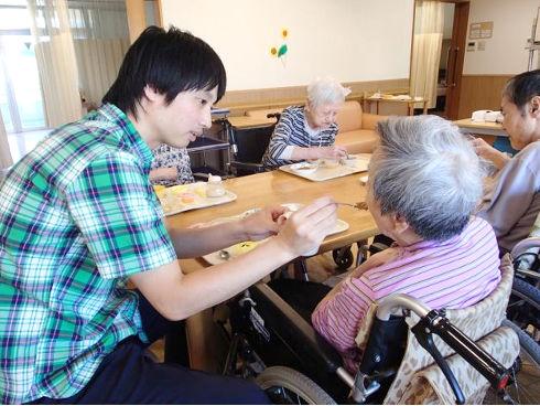 京王井の頭線「駒場東大前駅」徒歩7分の特養です。資格取得費用全額支給しています。