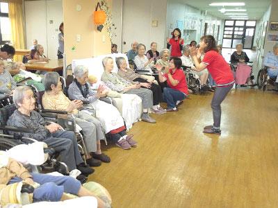 スタッフ定着率の高い、駅徒歩7分の特養です。資格取得を全面サポートしています。