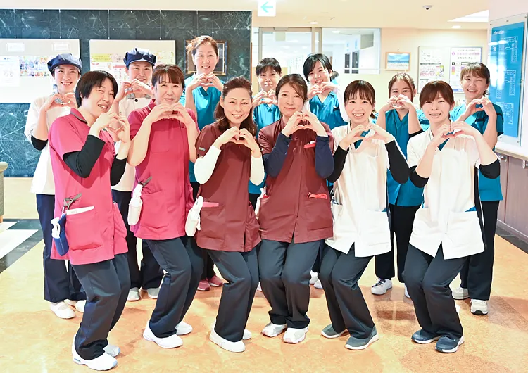 職種の垣根を越えたチームワークが強み。残業はほぼゼロで、子育て支援も充実しています。