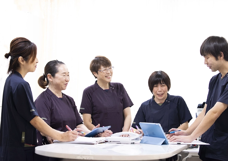 有休消化率が高く、保育費・学童費の補助、資格支援制度も充実しています。