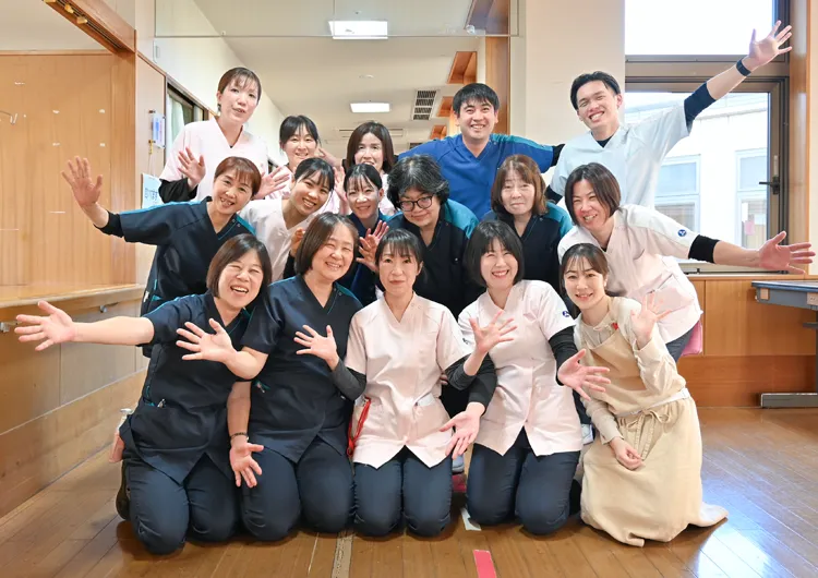 多職種のチームワークが自慢の超強化型老健。中途入職者にも手厚い教育を用意しています。