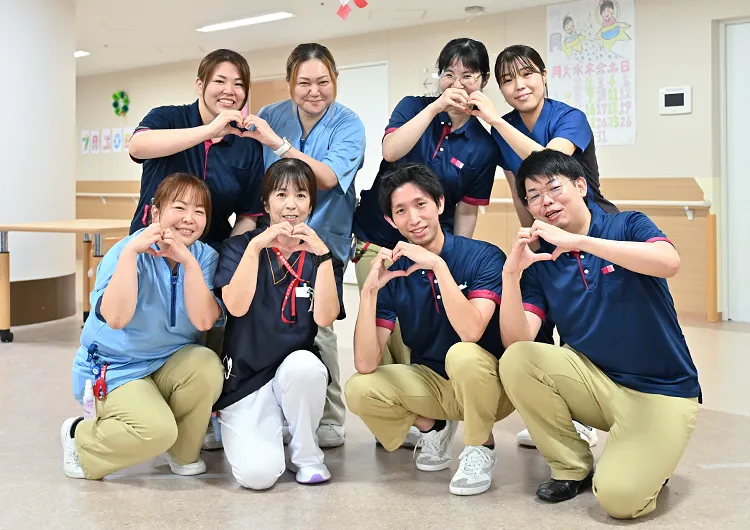 駅チカの好立地。総合病院に併設の大規模老健。多職種チームで幅広い利用ニーズに応えています。